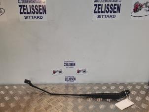 Usagé Bras essuie-glace avant Renault Twingo II (CN) 1.2 16V Prix € 15,75 Règlement à la marge proposé par Zelissen V.O.F. autodemontage