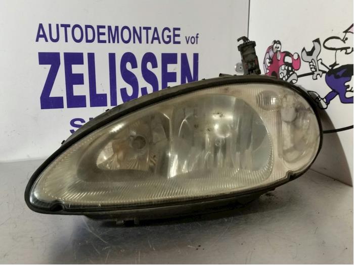 Używane Reflektor lewy Chrysler PT Cruiser 2.0 16V Cena € 52,50 Procedura marży oferowane przez Zelissen V.O.F. autodemontage