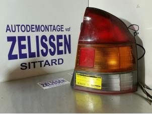 Używane Tylne swiatlo pozycyjne prawe Mazda 323 P (BA15) 1.5i 16V Cena € 42,00 Procedura marży oferowane przez Zelissen V.O.F. autodemontage