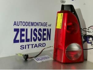 Używane Tylne swiatlo pozycyjne lewe Opel Agila (A) 1.2 16V Cena € 15,75 Procedura marży oferowane przez Zelissen V.O.F. autodemontage
