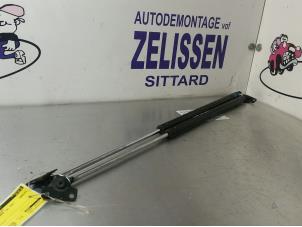 Usagé Kit amortisseur gaz hayon Mitsubishi Space Runner (N6) 2.0i 16V GLX Prix € 21,00 Règlement à la marge proposé par Zelissen V.O.F. autodemontage
