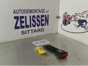 Gebrauchte Sicherheitsgurt Schließe rechts hinten Nissan Pixo (D31S) 1.0 12V Preis € 21,00 Margenregelung angeboten von Zelissen V.O.F. autodemontage