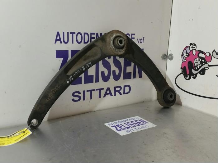 Front upper wishbone, left from a Peugeot 307 (3A/C/D) 1.6 16V 2002
