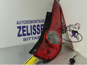 Usados Luz trasera derecha Opel Agila (B) 1.0 12V Precio € 42,00 Norma de margen ofrecido por Zelissen V.O.F. autodemontage
