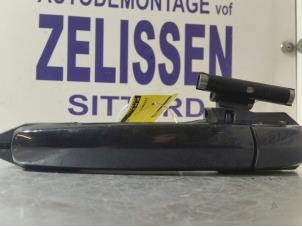 Używane Uchwyt drzwi lewych tylnych wersja 4-drzwiowa Opel Agila (B) 1.0 12V Cena € 26,25 Procedura marży oferowane przez Zelissen V.O.F. autodemontage