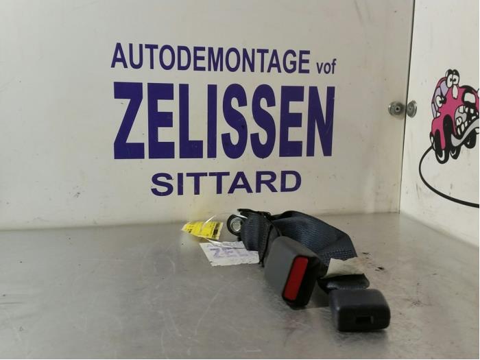 Insertion ceinture de sécurité arrière droite d'un Opel Agila (B) 1.0 12V 2008