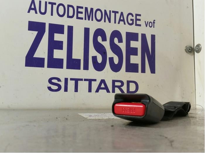 Rear seatbelt buckle, centre from a Opel Agila (B) 1.0 12V 2008