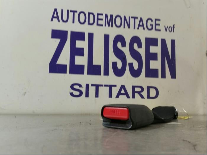 Rear seatbelt buckle, centre from a Opel Agila (B) 1.0 12V 2008
