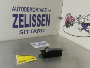 Używane Uchwyt drzwi lewych tylnych wersja 4-drzwiowa Opel Agila (B) 1.0 12V Cena € 15,75 Procedura marży oferowane przez Zelissen V.O.F. autodemontage