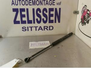 Usagé Amortisseur à gaz arrière gauche Mitsubishi Colt (CJ) 1.3 GL,GLX 12V Prix € 15,75 Règlement à la marge proposé par Zelissen V.O.F. autodemontage