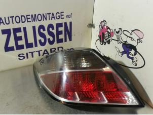 Używane Tylne swiatlo pozycyjne lewe Opel Astra H GTC (L08) 1.6 16V Twinport Cena € 36,75 Procedura marży oferowane przez Zelissen V.O.F. autodemontage