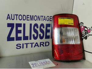 Usados Luz trasera izquierda Volkswagen Caddy III (2KA,2KH,2CA,2CH) 2.0 SDI Precio € 36,75 Norma de margen ofrecido por Zelissen V.O.F. autodemontage