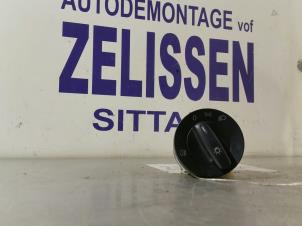 Usados Interruptor de luz Volkswagen Caddy III (2KA,2KH,2CA,2CH) 2.0 SDI Precio € 31,50 Norma de margen ofrecido por Zelissen V.O.F. autodemontage