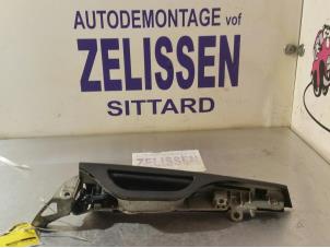 Używane Uchwyt drzwi lewych tylnych wersja 4-drzwiowa Seat Leon (1P1) 1.9 TDI 105 Cena € 26,25 Procedura marży oferowane przez Zelissen V.O.F. autodemontage