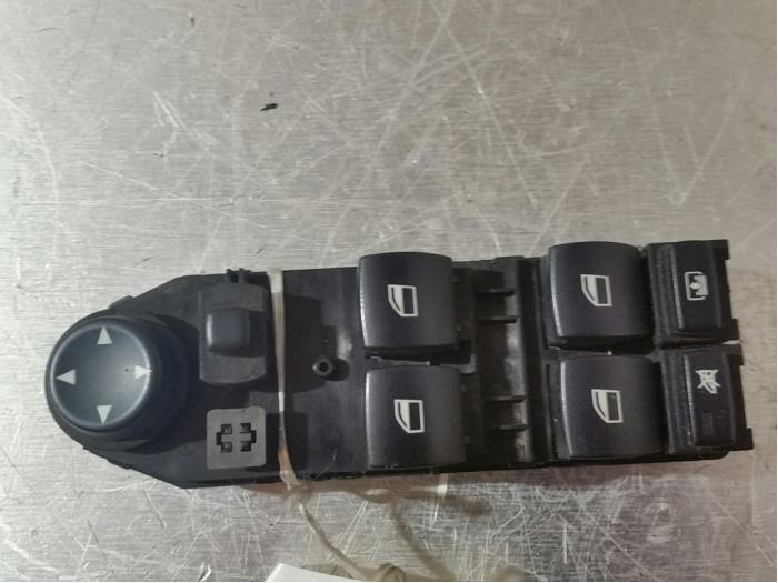 Electric window switch from a BMW 5 serie (E60) 530d 24V 2003