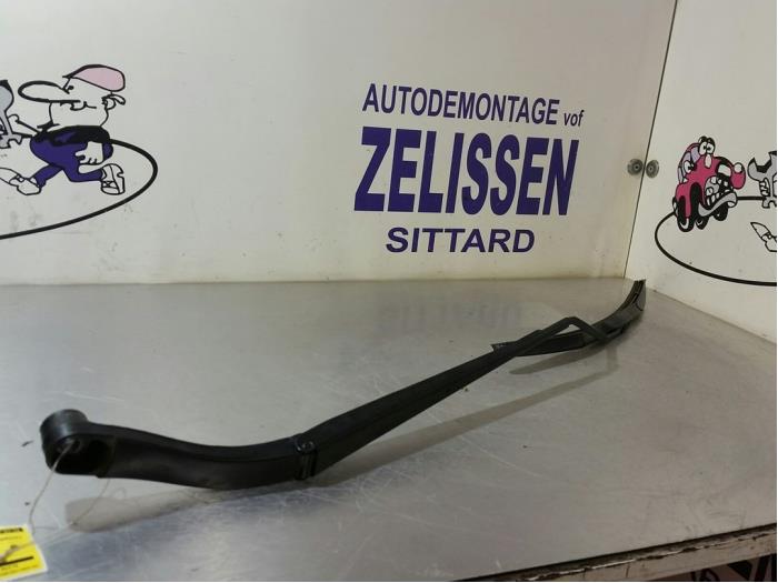 Front wiper arm from a Opel Insignia Sports Tourer 1.6 CDTI 16V 136 2017