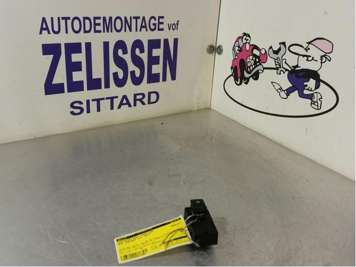 Usados Interruptor de ventanilla eléctrica Opel Insignia Sports Tourer 1.6 CDTI 16V 136 Precio € 15,75 Norma de margen ofrecido por Zelissen V.O.F. autodemontage