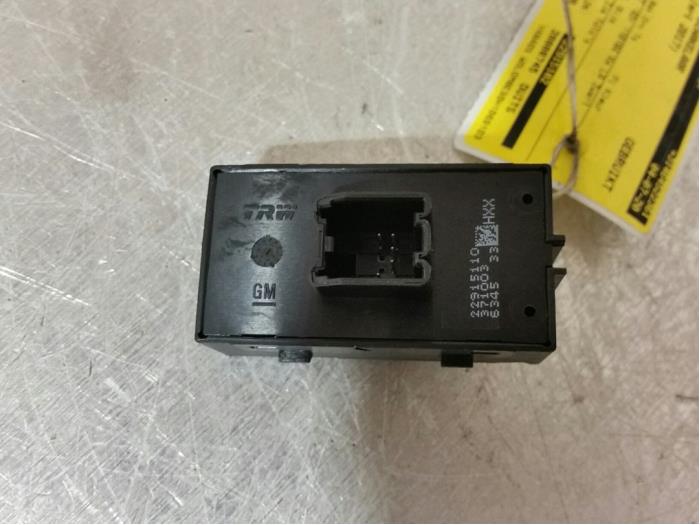 Electric window switch from a Opel Insignia Sports Tourer 1.6 CDTI 16V 136 2017