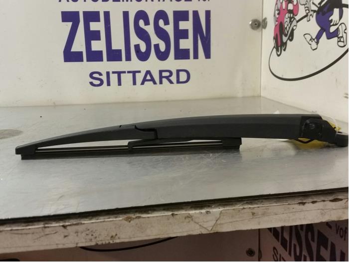 Rear wiper arm from a Opel Astra K Sports Tourer 1.0 Turbo 12V 2018