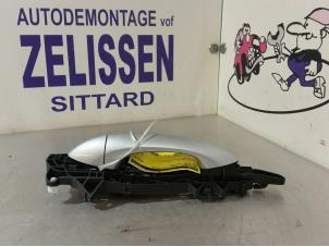 Usagé Poignée portière 4portes arrière gauche Opel Astra K Sports Tourer 1.0 Turbo 12V Prix € 42,00 Règlement à la marge proposé par Zelissen V.O.F. autodemontage