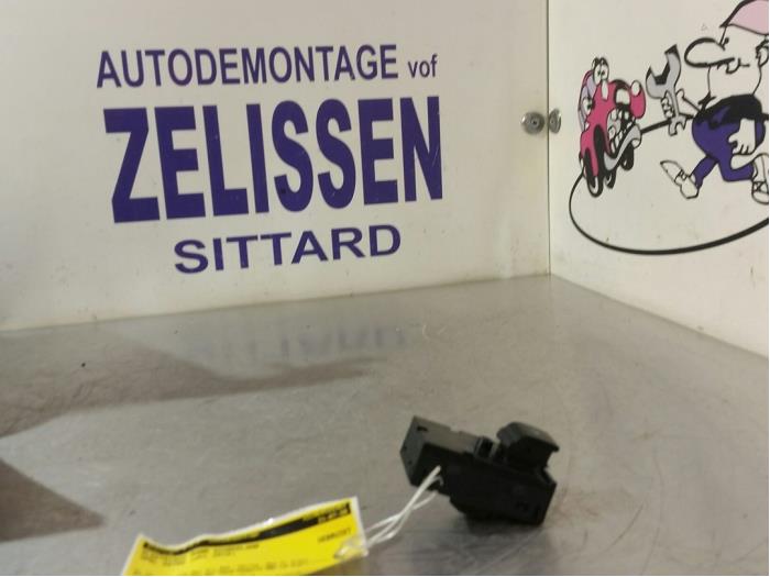 Usados Interruptor de ventanilla eléctrica Opel Astra K Sports Tourer 1.0 Turbo 12V Precio € 21,00 Norma de margen ofrecido por Zelissen V.O.F. autodemontage