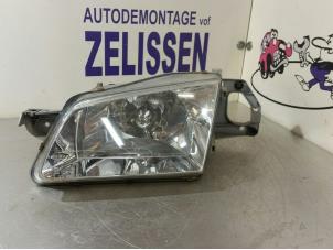 Używane Reflektor lewy Mazda 323 Fastbreak (BJ14) 1.5 LX,GLX 16V Cena € 26,25 Procedura marży oferowane przez Zelissen V.O.F. autodemontage