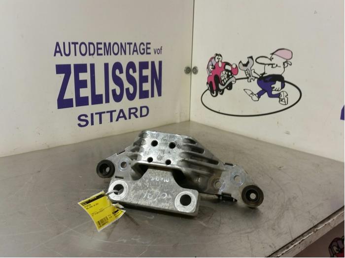 Engine mount from a Opel Astra K Sports Tourer 1.0 Turbo 12V 2018