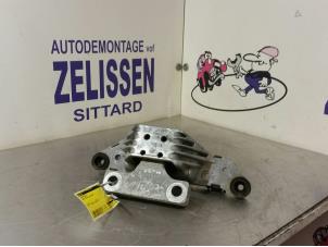 Używane Wspornik silnika Opel Astra K Sports Tourer 1.0 Turbo 12V Cena € 36,75 Procedura marży oferowane przez Zelissen V.O.F. autodemontage