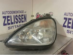 Używane Reflektor lewy Mercedes A (W168) 1.4 A-140 Cena € 47,25 Procedura marży oferowane przez Zelissen V.O.F. autodemontage