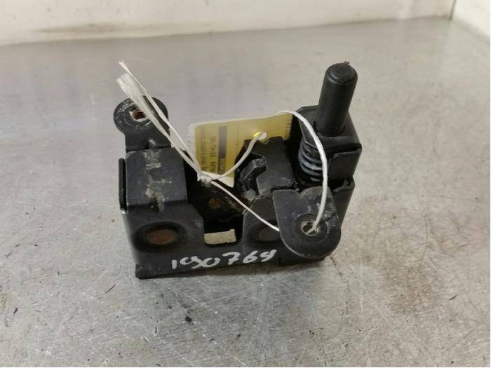 Bonnet lock mechanism from a BMW 7 serie (E65/E66/E67) 735i,Li 3.6 V8 32V 2001