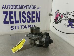 Used Mechanical fuel pump Volkswagen Golf VII (AUA) 2.0 TDI 16V Price € 210,00 Margin scheme offered by Zelissen V.O.F. autodemontage