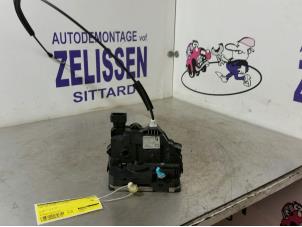 Używane Mechanizm blokady drzwi prawych wersja 2-drzwiowa Fiat Grande Punto (199) 1.3 JTD Multijet 16V VGT Cena € 31,50 Procedura marży oferowane przez Zelissen V.O.F. autodemontage