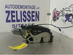 Usagé Serrure portière mécanique 4portes avant gauche BMW 7 serie (E65/E66/E67) 735i,Li 3.6 V8 32V Prix € 52,50 Règlement à la marge proposé par Zelissen V.O.F. autodemontage