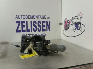 Usagé Serrure portière mécanique 4portes arrière gauche BMW 7 serie (E65/E66/E67) 735i,Li 3.6 V8 32V Prix € 84,00 Règlement à la marge proposé par Zelissen V.O.F. autodemontage