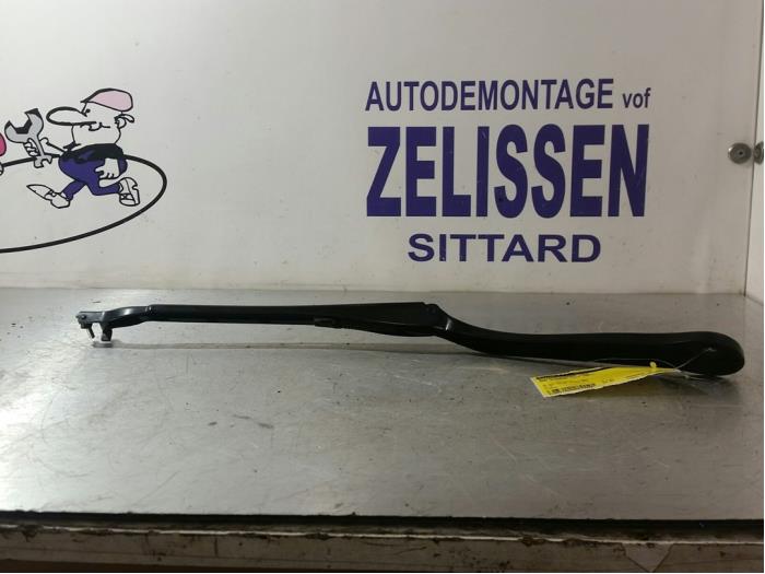 Front wiper arm from a BMW 3 serie (E92) 325i 2007