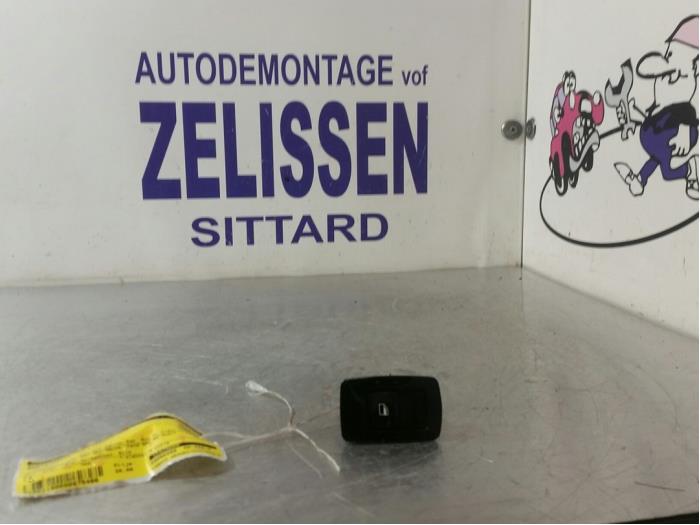 Usados Interruptor de ventanilla eléctrica BMW 3 serie (E92) 325i Precio € 21,00 Norma de margen ofrecido por Zelissen V.O.F. autodemontage