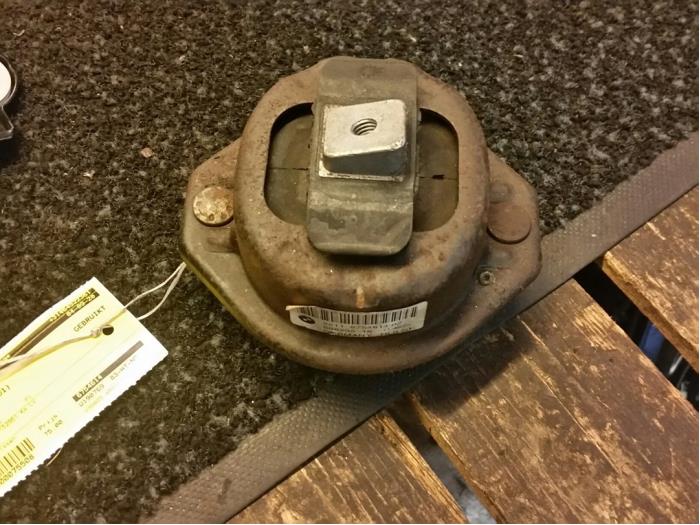 Used Engine mount BMW 7 serie (E65/E66/E67) 735i,Li 3.6 V8 32V Price € 78,75 Margin scheme offered by Zelissen V.O.F. autodemontage
