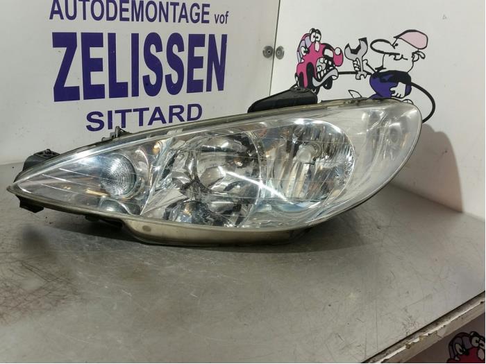 Headlight, left from a Peugeot 206 (2A/C/H/J/S) 1.4 HDi 2007
