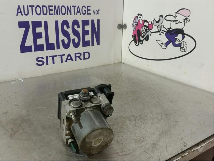Begagnade ABS-pump Opel Corsa C (F08/68) 1.2 16V Twin Port Pris € 183,75 Marginaltabell erbjuds av Zelissen V.O.F. autodemontage