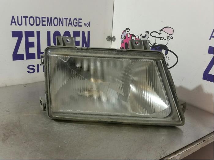Używane Reflektor prawy Mercedes Sprinter 3t (903) 308D 3.5t Pick-up Cena € 42,00 Procedura marży oferowane przez Zelissen V.O.F. autodemontage