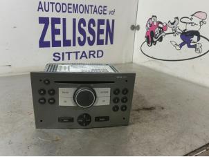Używane Radioodtwarzacz CD Opel Astra H (L48) 1.6 16V Twinport Cena € 183,75 Procedura marży oferowane przez Zelissen V.O.F. autodemontage