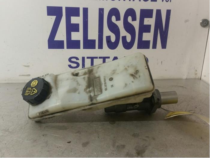 Master cylinder from a Ford Mondeo IV Wagon 1.6 TDCi 16V 2011