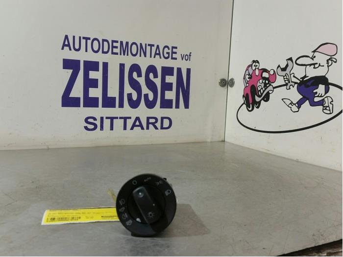 Używane Przelacznik swiatel Audi A4 Avant (B7) 2.7 TDI V6 24V Cena € 36,75 Procedura marży oferowane przez Zelissen V.O.F. autodemontage