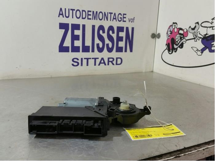 Usados Motor de ventanilla de puerta Audi A4 Avant (B7) 2.7 TDI V6 24V Precio € 57,75 Norma de margen ofrecido por Zelissen V.O.F. autodemontage