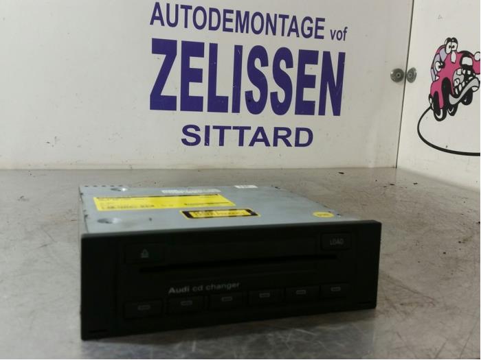 Używane Zmieniarka CD Audi A4 Avant (B7) 2.7 TDI V6 24V Cena € 99,75 Procedura marży oferowane przez Zelissen V.O.F. autodemontage