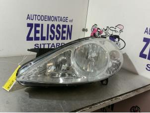 Używane Reflektor lewy Mercedes A (W169) 2.0 A-180 CDI 16V 5-Drs. Cena € 63,00 Procedura marży oferowane przez Zelissen V.O.F. autodemontage
