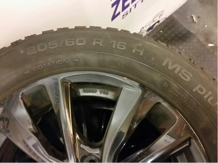 Juego de llantas deportivas + neumáticos de un Mazda 3. 2012
