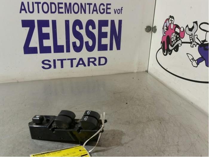 Usados Interruptor de ventanilla eléctrica Mitsubishi Colt CZC 1.5 16V Precio € 68,25 Norma de margen ofrecido por Zelissen V.O.F. autodemontage
