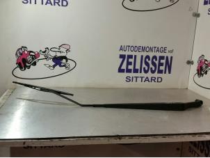 Usagé Bras essuie-glace avant Mitsubishi Colt CZC 1.5 16V Prix € 21,00 Règlement à la marge proposé par Zelissen V.O.F. autodemontage