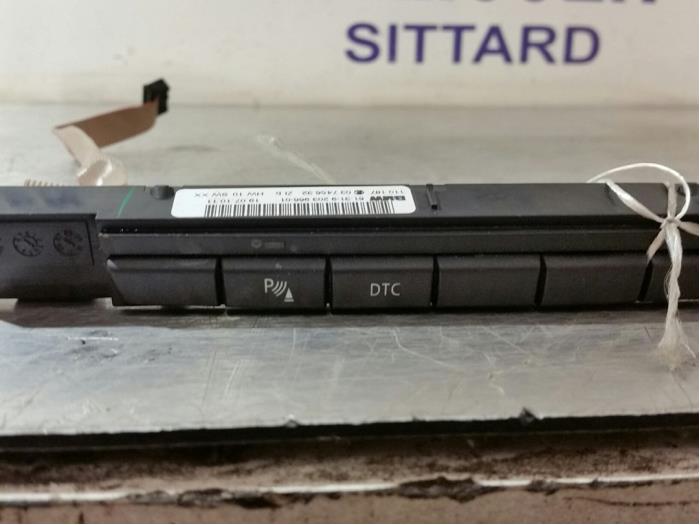 Interruptor PDC de un BMW X1 (E84) sDrive 18d 2.0 16V 2010